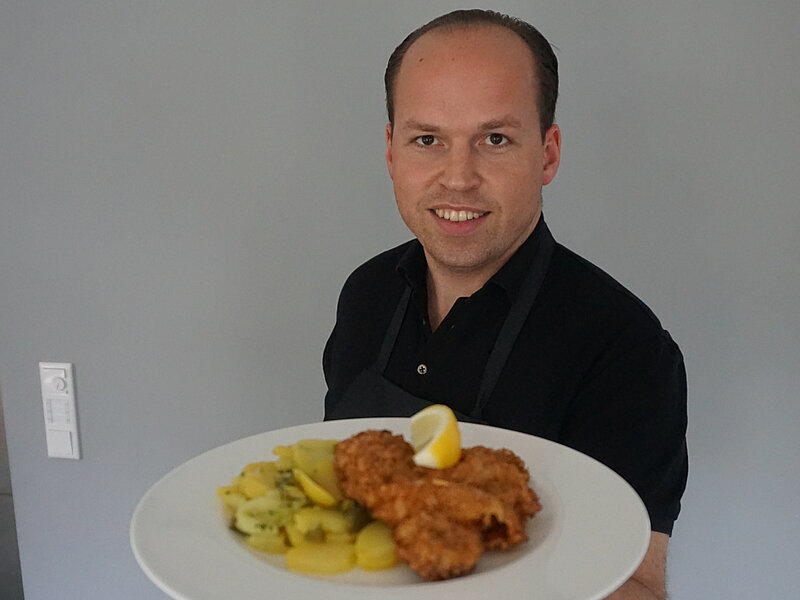 Tristan Brandt kocht Wiener Schnitzel. Foto: 80 GRAD