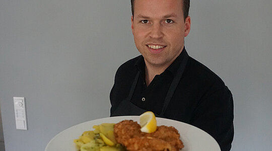 Tristan Brandt kocht Wiener Schnitzel. Foto: 80 GRAD
